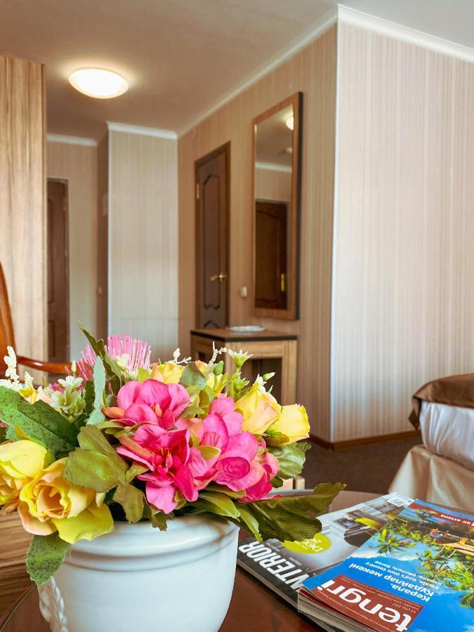 Nomad Hotel Astana Exteriör bild