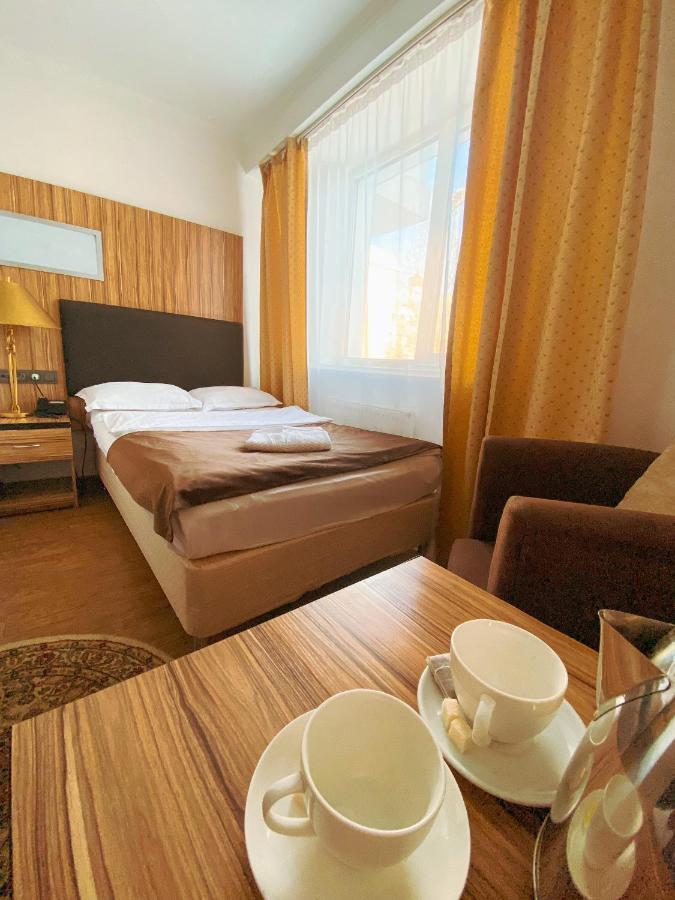 Nomad Hotel Astana Exteriör bild